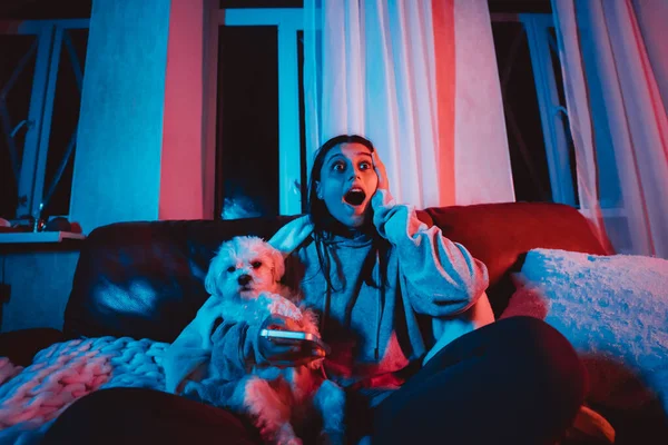 Menina Bonita Casa Quarto Escuro Brincando Com Seu Cão Senta — Fotografia de Stock