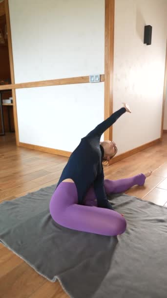 Güzel Kız Evde Yoga Egzersizleri Yapıyor Vücudunu Esneterek Alıştırma Yapıyor — Stok video