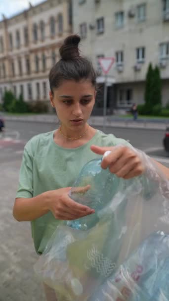 Νεαρό Κορίτσι Ενηλίκων Ρίχνει Ένα Πλαστικό Μπουκάλι Ένα Ειδικό Δοχείο — Αρχείο Βίντεο