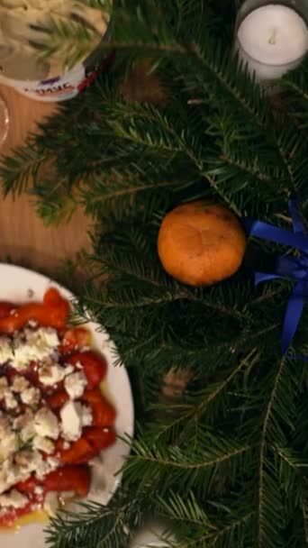 Närbild Skott Vänner Firar Middagsbord Serveras Med Välsmakande Måltider Julbord — Stockvideo