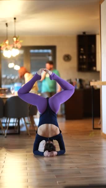 Bella Ragazza Sta Facendo Esercizi Yoga Casa Stretching Corpo Casa — Video Stock