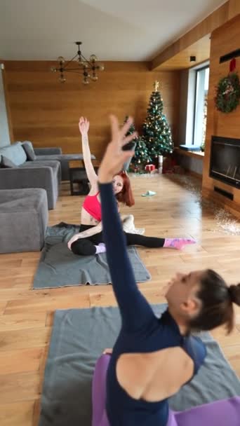 Güzel Kız Evde Yoga Egzersizleri Yapıyor Vücutlarını Esneterek Alıştırma Yapıyorlar — Stok video
