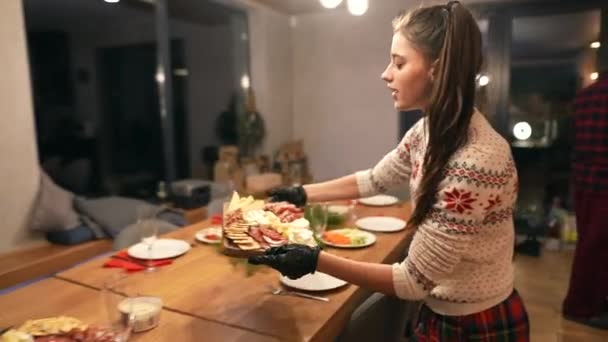 Schöne Mädchen Kochen Mit Freunden Für Weihnachtsfeier Hochwertiges Filmmaterial — Stockvideo