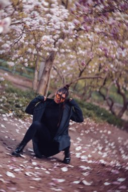 Siyah kimono giyen, kiraz çiçekli sarı gözlüklü, sakura manzaralı güzel, dramatik bir genç kadın. Yüksek kalite fotoğraf