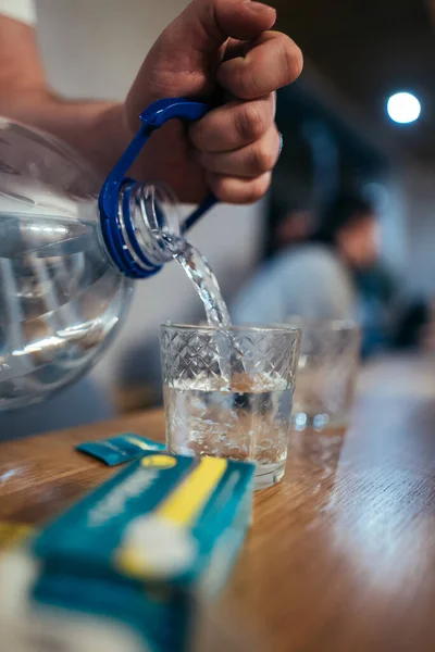 キッチンテーブルの上に純粋な水とボトルと薬のガラス 高品質の写真 — ストック写真