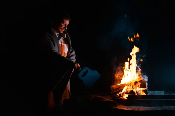 Człowiek Przygotowuje Grill Grill Gotować Ogniu Zewnątrz Ciemny Strzał Wstrzymać — Zdjęcie stockowe