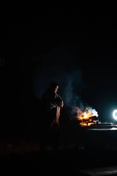 Mann Bereitet Grill Auf Feuer Kochen Draußen Dunkler Schuss Feuerstelle — Stockfoto