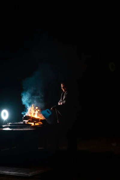 Mann Bereitet Grill Auf Feuer Kochen Draußen Dunkler Schuss Feuerstelle — Stockfoto