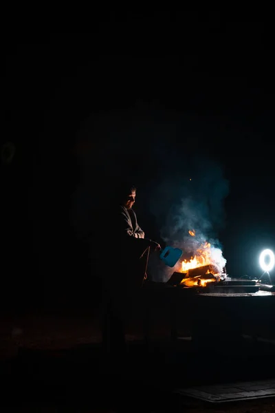 Hombre Preparando Barbacoa Parrilla Para Cocinar Fuego Fuera Tiro Oscuro —  Fotos de Stock
