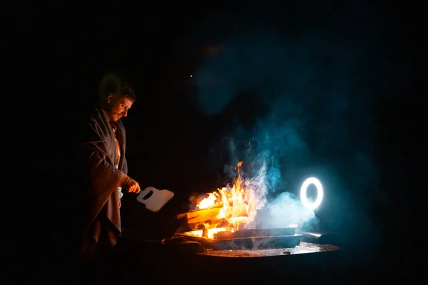 Man Preparing Bbq Grill Cook Fire Dark Shot Freeze Moment — Stock Photo, Image