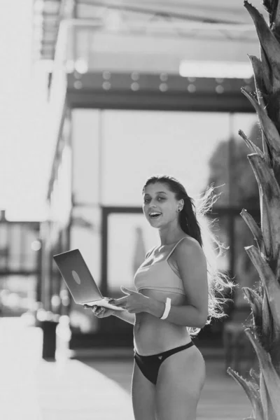 Vacker Tjej Bikini Med Laptop Stranden Högkvalitativt Foto Svart Och — Stockfoto