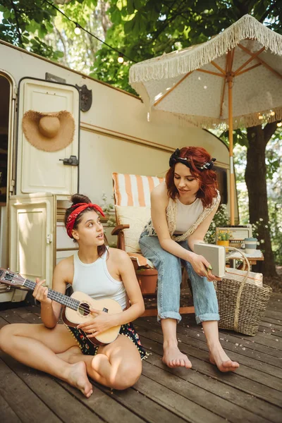 Glückliche Hippie Mädchen Amüsieren Sich Mit Dem Gitarrespielen Wohnwagen Urlaub — Stockfoto