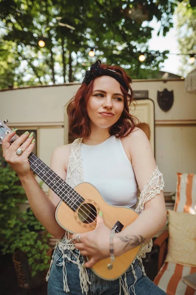 Chica Hippie Feliz Están Teniendo Buen Rato Con Tocar Guitarra — Foto de Stock