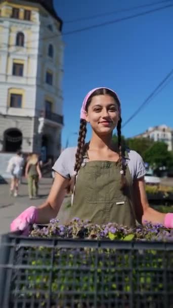 Petani Wanita Muda Pasar Tanaman Bersiap Untuk Menjual Produk Tersebut — Stok Video
