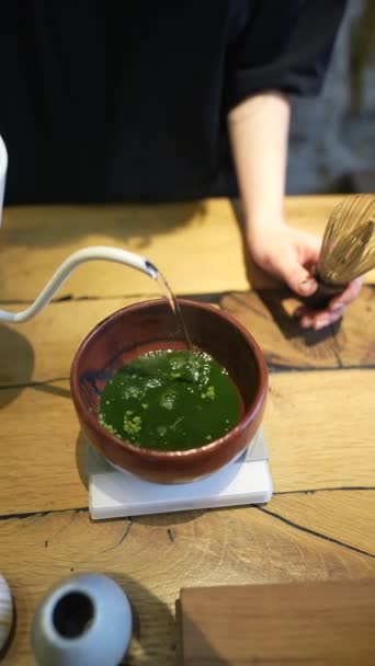 Ahşap Masa Arkasında Beyaz Kasede Yeşil Çay Yapma Süreci Kahverengi — Stok video