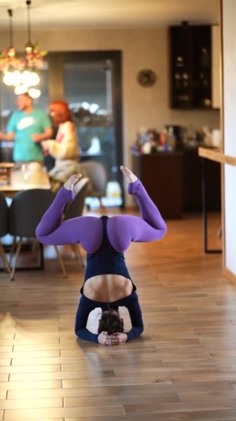 Güzel Kız Evde Yoga Egzersizleri Yapıyor Evde Vücudunu Esneterek Yerde — Stok video