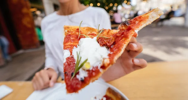 Donna Mano Tenendo Una Fetta Pizza All Aperto Sulla Terrazza — Foto Stock