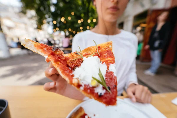 Donna Mano Tenendo Una Fetta Pizza All Aperto Sulla Terrazza — Foto Stock