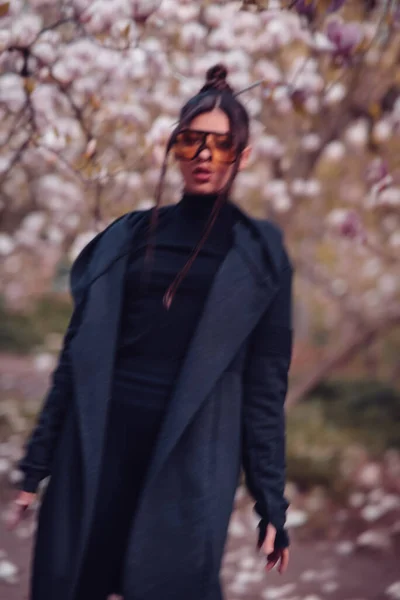 黒い着物を着た美しい劇的な若い女性と桜 桜の景色を持つ黄色の眼鏡 高品質の写真 — ストック写真