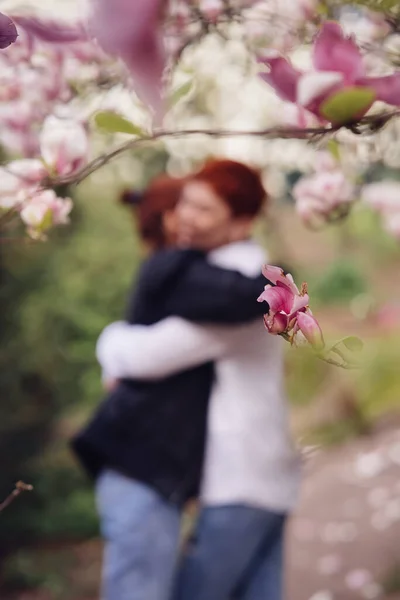 Giovane Coppia Innamorata Abbracciando Con Ciliegio Sakura Fiore Nel Parco — Foto Stock