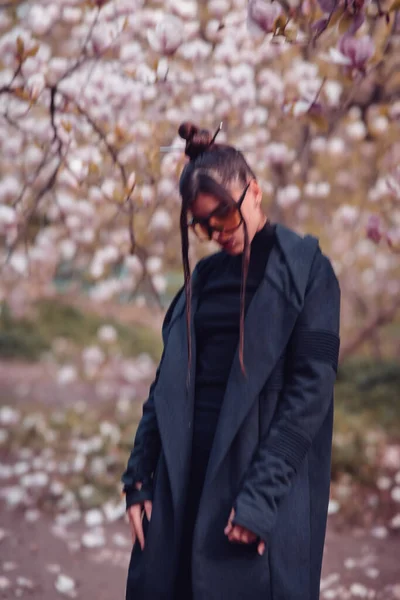 Gyönyörű Drámai Fiatal Fekete Kimonót Sárga Szemüveget Visel Cseresznyevirágzással Sakura — Stock Fotó