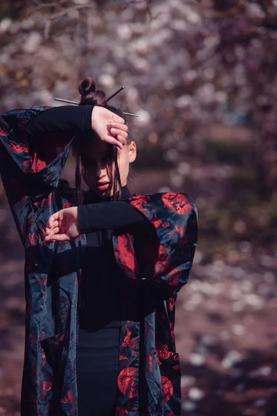 Piękna Młoda Dramatyczna Kobieta Ubrana Kimono Podnosząca Ręce Ukryć Twarz — Zdjęcie stockowe