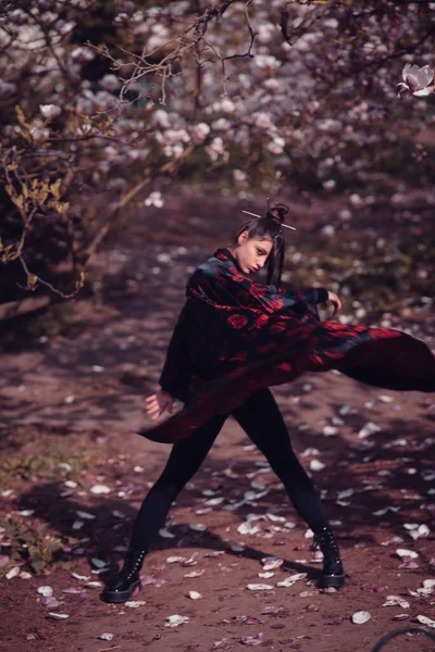 Vakre Dramatiske Unge Kvinner Med Kimono Med Kirsebærblomster Sakurautsikt Bilde – stockfoto