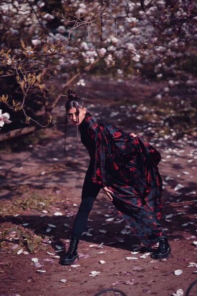 Belle Jeune Femme Dramatique Portant Kimono Avec Des Fleurs Cerisier — Photo
