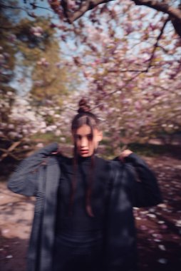 Kiraz çiçekli kimono giyen güzel, dramatik genç bir kadın, sakura manzaralı. Yüksek kalite fotoğraf