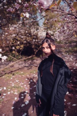 Kiraz çiçekli kimono giyen güzel, dramatik genç bir kadın, sakura manzaralı. Yüksek kalite fotoğraf