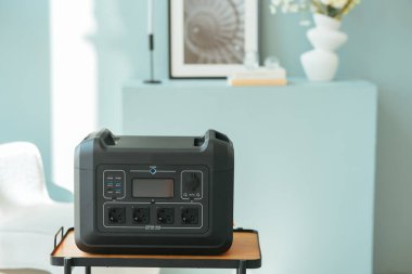 Evde taşınabilir elektrik santrali var. Yüksek kalite fotoğraf