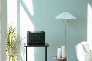 Evde taşınabilir elektrik santrali var. Yüksek kalite fotoğraf