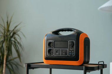 Evde taşınabilir elektrik santrali var. Yüksek kalite fotoğraf