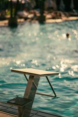 Yüzme havuzunda mavi su. Yüksek kalite fotoğraf