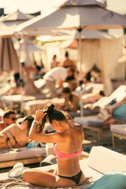 Sahilde bikinili güzel bir kızın arka manzarası. Yüksek kalite fotoğraf