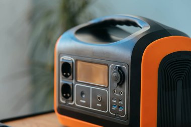 Evde taşınabilir elektrik santrali var. Yüksek kalite fotoğraf