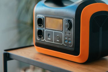 Evde taşınabilir elektrik santrali var. Yüksek kalite fotoğraf