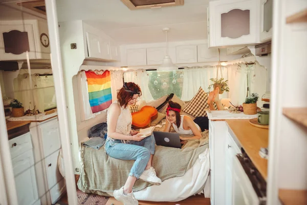 Potret Pasangan Lesbian Yang Lucu Dua Gadis Menghabiskan Waktu Dengan — Stok Foto