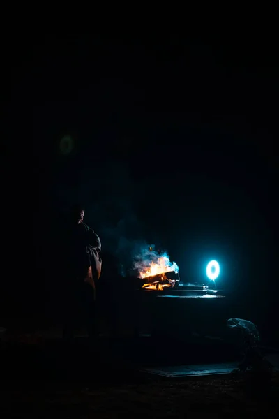 Uomo Che Prepara Barbecue Griglia Cucinare Fiamme Fuori Tiro Scuro — Foto Stock