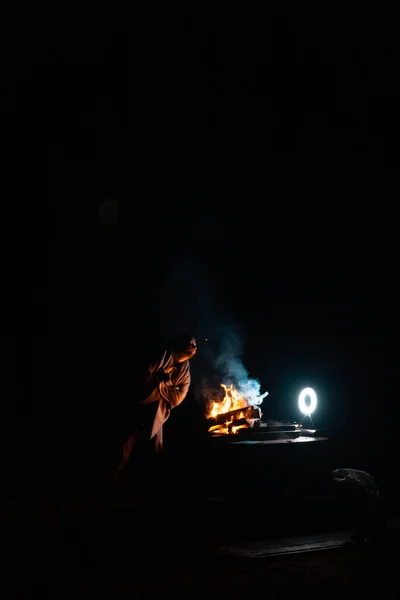 Hombre Preparando Barbacoa Parrilla Para Cocinar Fuego Fuera Tiro Oscuro —  Fotos de Stock