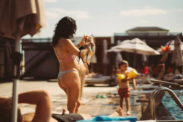 Vista Trasera Mujer Embarazada Bikini Playa Foto Alta Calidad —  Fotos de Stock