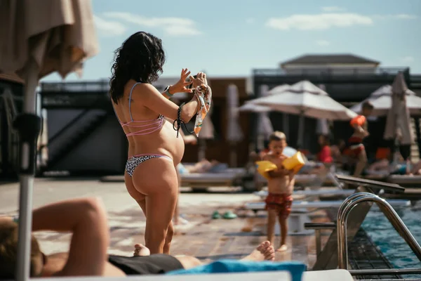 Widok Tyłu Ciężarnej Kobiety Bikini Plaży Wysokiej Jakości Zdjęcie — Zdjęcie stockowe