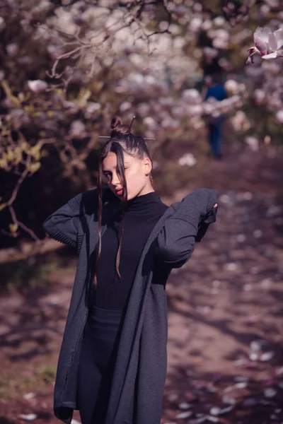 Kiraz çiçekli kimono giyen güzel, dramatik genç bir kadın, sakura manzaralı. Yüksek kalite fotoğraf