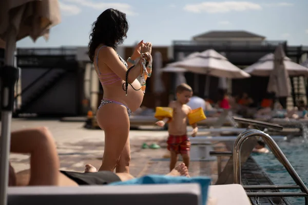 Vista Trasera Mujer Embarazada Bikini Playa Foto Alta Calidad —  Fotos de Stock