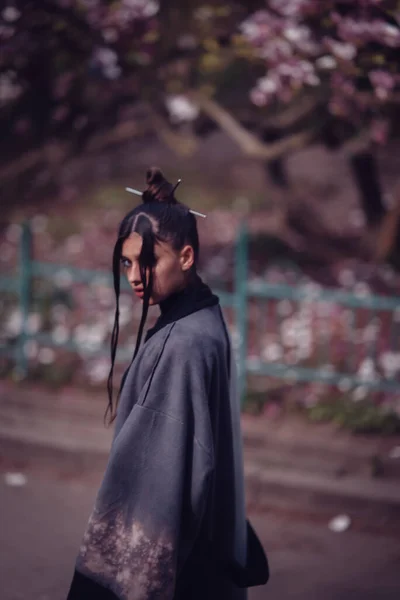 Beautiful Dramatic Young Woman Wearing Kimono Cherry Blossoms Sakura View — Stock Photo, Image