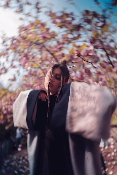 Vacker Dramatisk Ung Kvinna Bär Kimono Med Körsbärsblommor Sakura Utsikt — Stockfoto