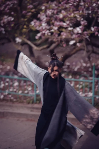 Piękna Młoda Dramatyczna Kobieta Kimono Kwiatami Wiśni Widok Sakura Wysokiej — Zdjęcie stockowe