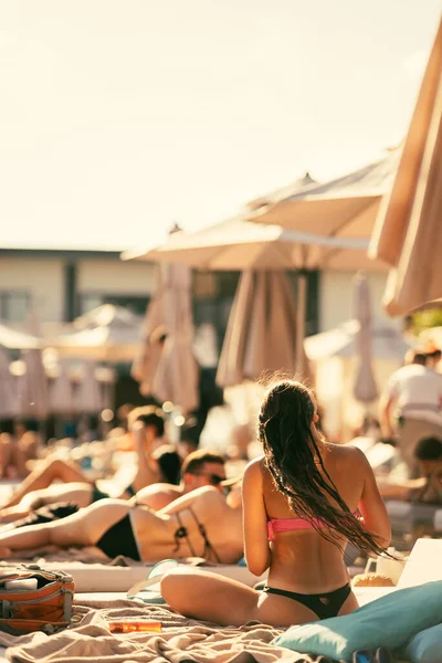 Widok Tyłu Pięknej Dziewczyny Bikini Plaży Wysokiej Jakości Zdjęcie — Zdjęcie stockowe
