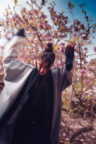 Krásná Dramatická Mladá Žena Kimonu Třešňovými Květy Sakura View Kvalitní — Stock fotografie
