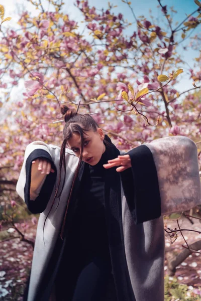 桜の花 桜の景色と着物を着た美しい劇的な若い女性 高品質の写真 — ストック写真
